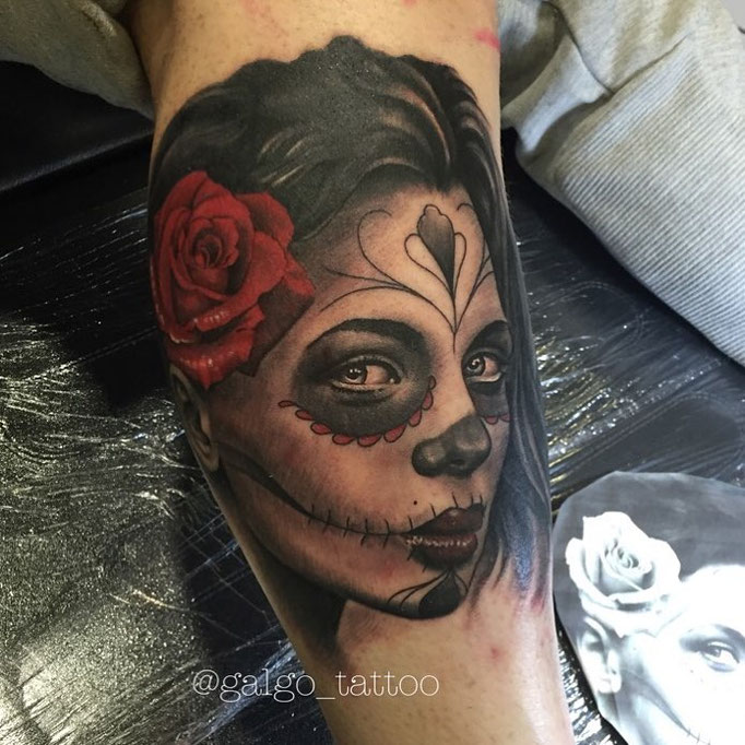 Tattoo realista de una catrina con una rosa roja.