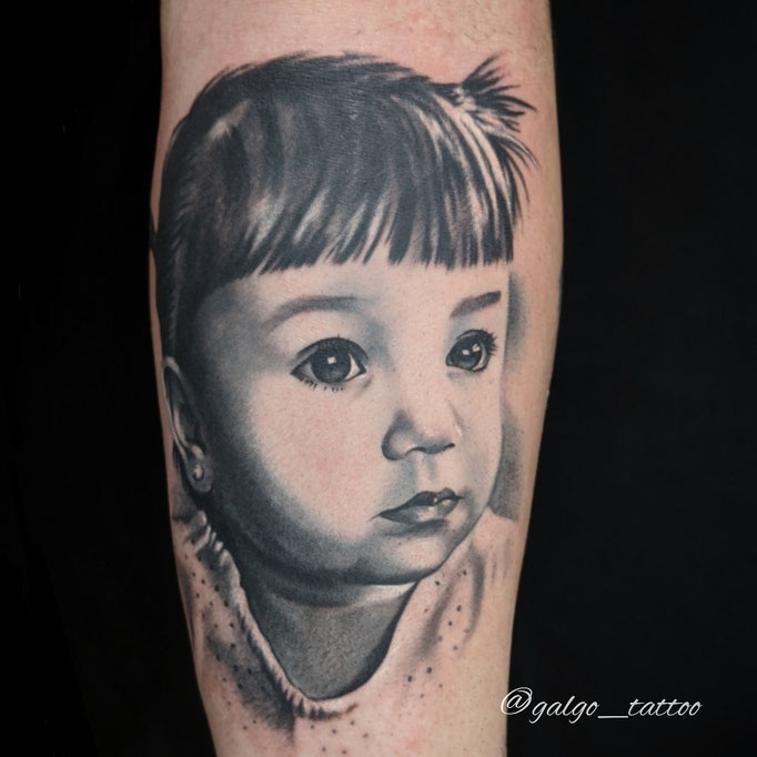 Retrato de una niña, tatuaje de realismo hecho en Canarias.