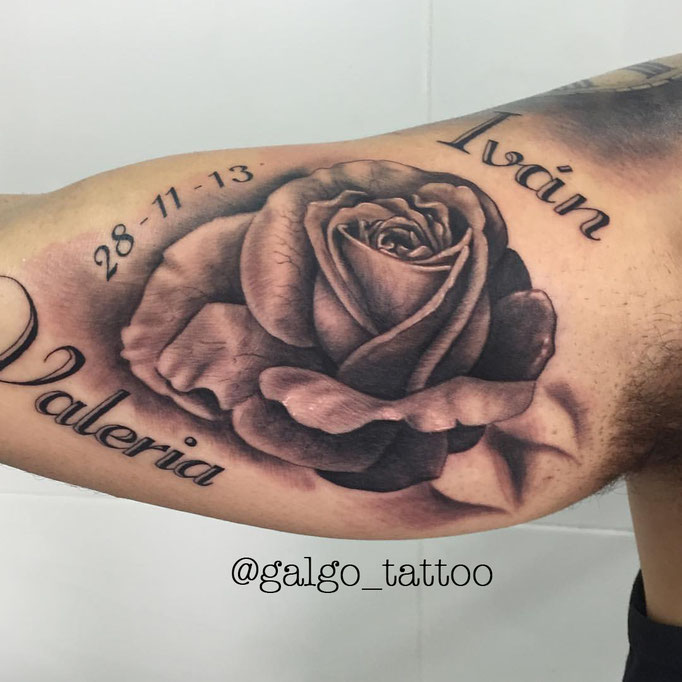 tatu de una rosa en realismo, en negro y gris.