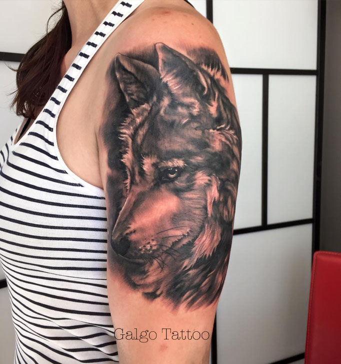 Tatuaje realista femenino de un lobo en el brazo, hecho en Alicante.