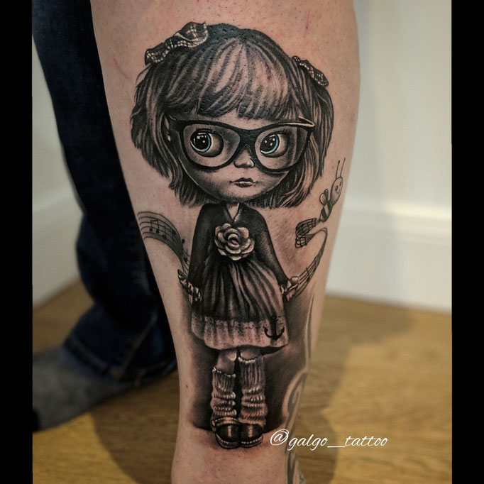 Tatuaje realista de una muñeca blythe, personalizada para que se parezca a su dueña.