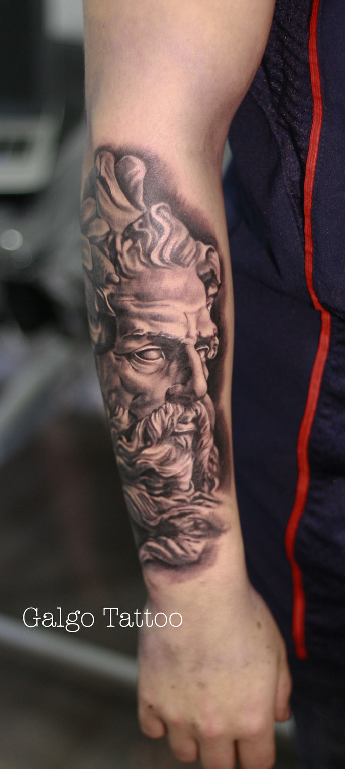 Tatuaje realista de Zeus o Neptuno, basado en la escultura de Lambert Sigisbert Adam. Realistic Zeus tattoo done in Gran Canaria