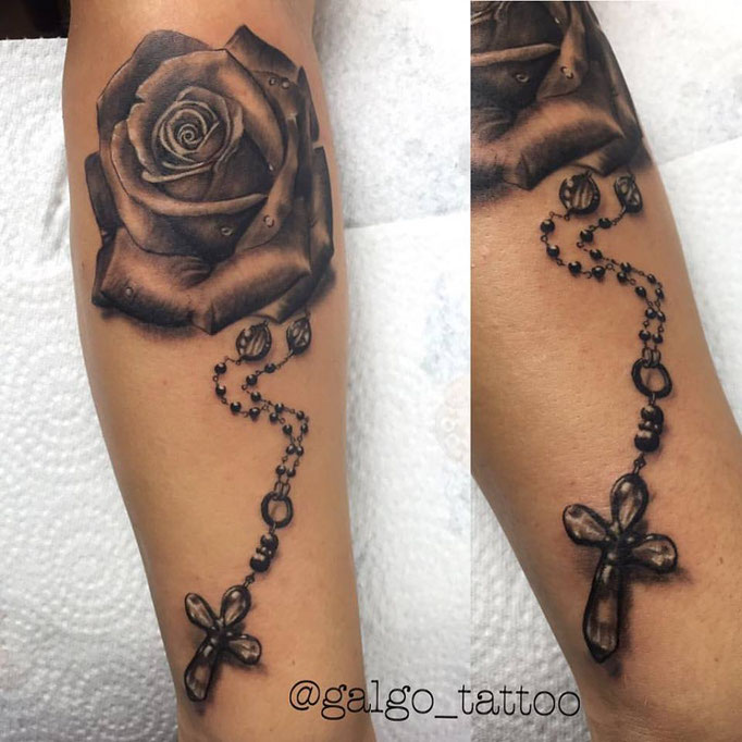 El mejor tatuaje de una rosa con un rosario, en realismo en tonos grises.
