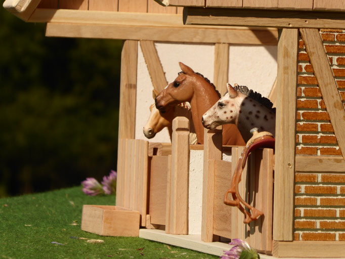 Pferde Remise aus Holz im Maßstab von Schleich, Bullyland, Collecta