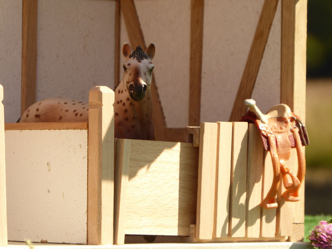 Pferde Remise aus Holz im Maßstab von Schleich, Bullyland, Collecta