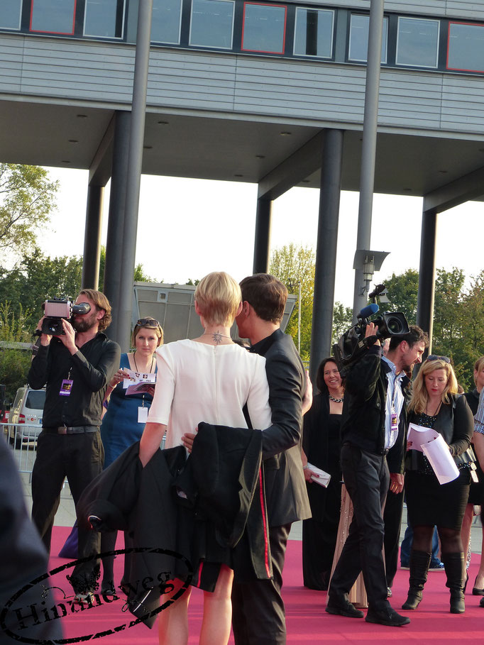 Vinzenz Kiefer mit seiner Freundin Masha Tokareva posieren für die Fotografen