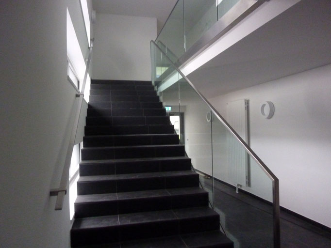 Ganzglasgeländer im Treppenhaus