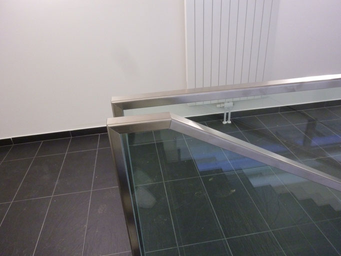 Ganzglasgeländer im Treppenhaus