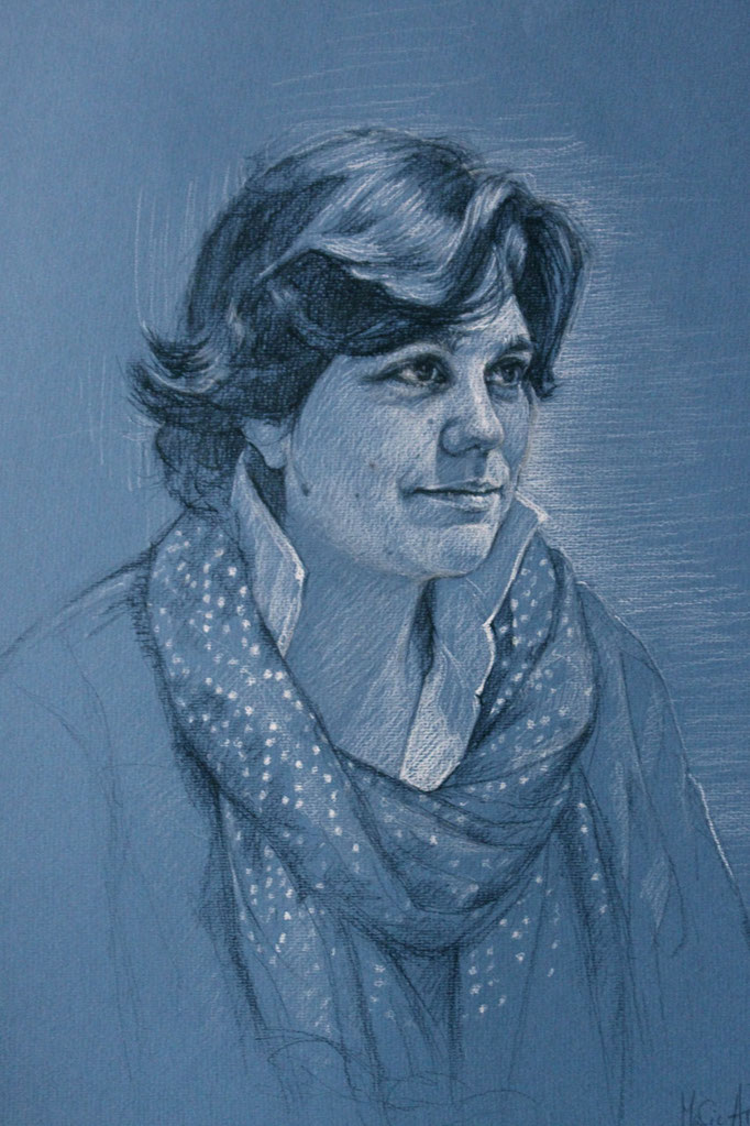 Commandant Aurore Tillac, chef de choeur des armées, pierre noire et pastel blanc sur papier bleu, 2014