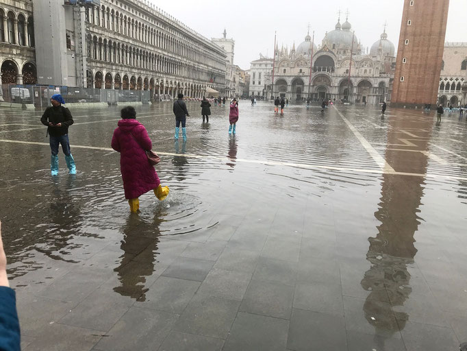 Piazza S. Marco - ohne Plastik-Stiefel nicht zu begehen