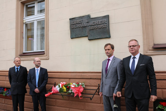 Kranzniederlegung am Geburtshaus von Kurt Schumacher in Chelmno   von links   Harald Wegener, Bürgermeister Hann. Münden   Janusz Błażejewicz, Ratsvorsitzender Chelmno   Mariusz Kędzierski, Bürgermeister Chelmno  
