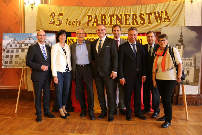 Festakt zum 25. Partnerschaftsjubiläum im Gymnasium Chelmno   von links   Harald Wegener, Bürgermeister Hann. Münden   Angelika Deutsch, stellvertretende Bürgermeisterin Hann. Münden   Ulrich Reichel, Fraktionsvorsitzender CDU und stellvertretender Vorsit