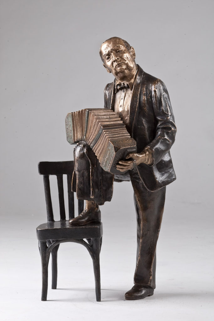 José Libertello mit Bandoneon aus Tango Passion, 40 cm Höhe