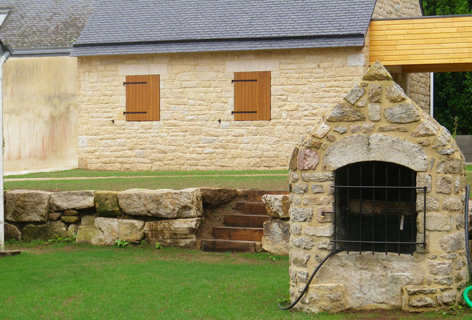 gazon et mur en pierres