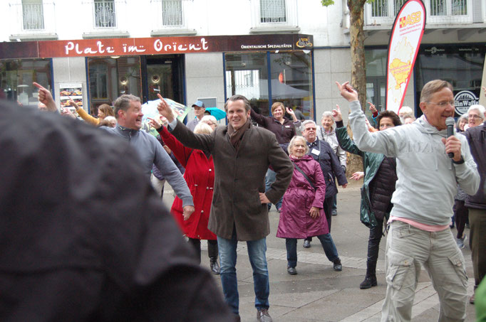 Offenbachs Oberbürgermeister Dr. Felix Schwenke stimmt sich mit den Senioren zum Song "Stayin' Alive" von den Bee Gees bei der Senioren-Flashmob-Aktion ein. | Foto: IZGS