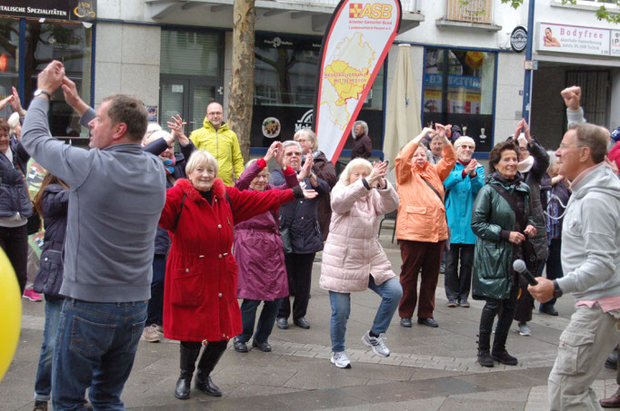 Gute Laune bei der Senioren-Flashmob-Aktion im Rahmen des IZGS-Projekets GESCCO. | Foto: IZGS