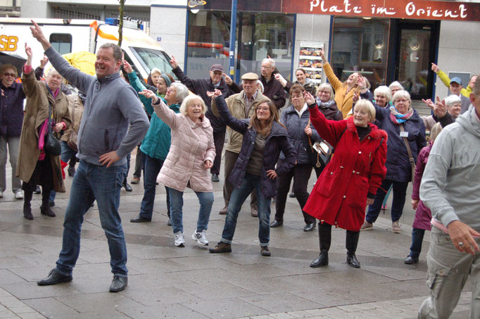 Zum Lied "Stayin' Alive" von den Bee Gees tanzen Senioren bei der Senioren-Flashmob-Aktion im Rahmen des IZGS-Projekets GESCCO. | Foto: IZGS