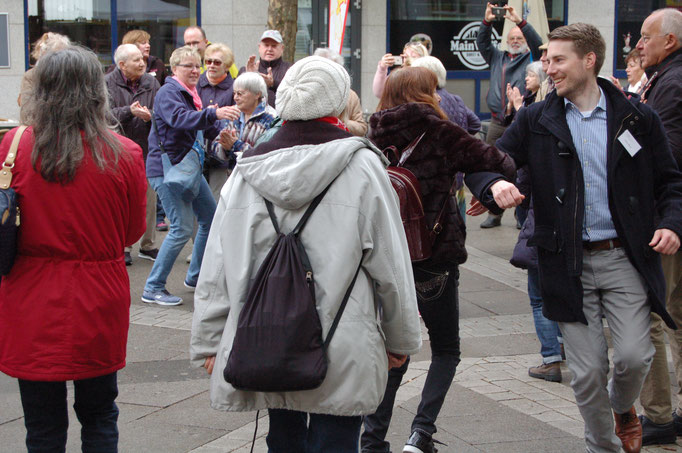 "Bei uns tanzt niemand alleine durchs Leben" – Senioren-Flashmob-Aktion im Rahmen des IZGS-Projekets GESCCO. | Foto: IZGS| Foto: IZGS