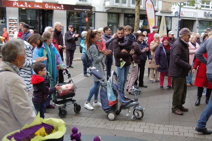 Jung und alt kommen bei der Senioren-Flashmob-Aktion zusammen. | Foto: IZGS