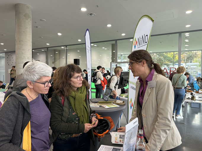 Carmen Schulz (Campus 3 L der EHD) informiert über Weiterbildungsmöglichkeiten zum Thema Nachhaltigkeit. | Foto: IZGS