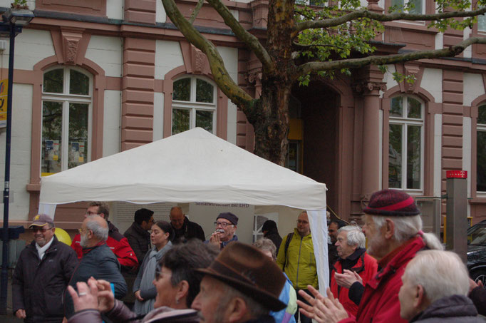 Immer mehr Passanten bleiben auf dem Marktplatz stehen und tanzen bei der Senioren-Flashmob-Aktion mit. | Foto: IZGS