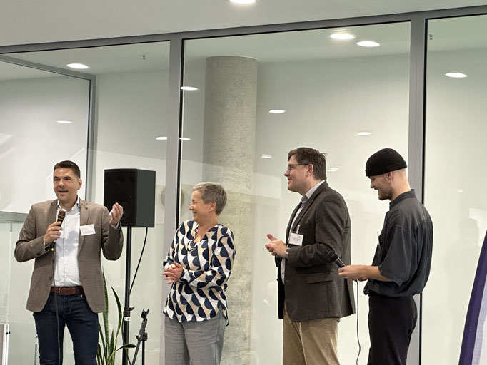 Vizepräsident für Forschung und Internationales Prof. Dr. Michael Vilain (EHD) (links) begrüßt im Namen der EHD die Teilnehmer zum Tag der Nachhaltigkeit an der Hochschule Darmstadt. | Foto: IZGS