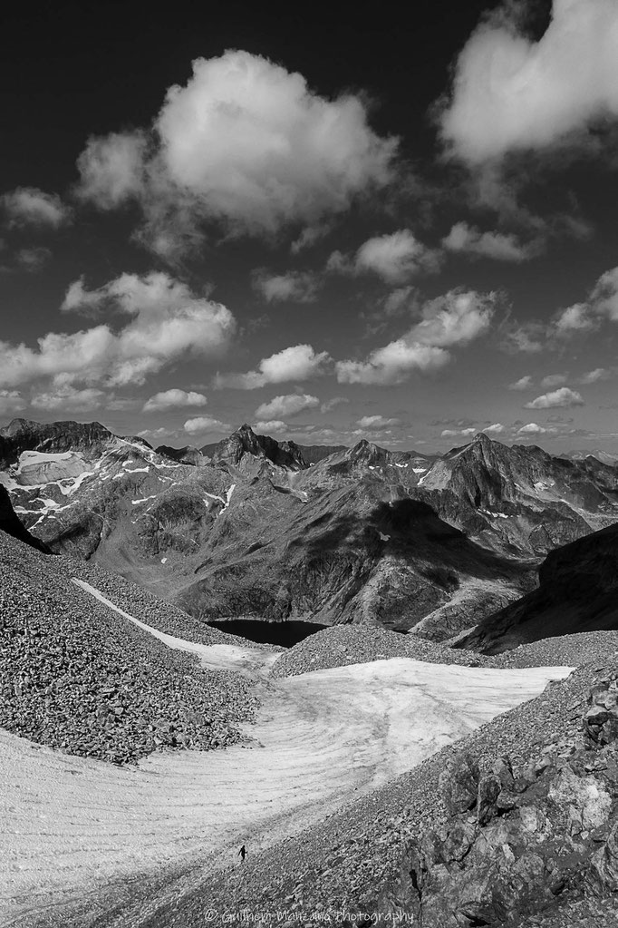 Tout petit dans la montagne