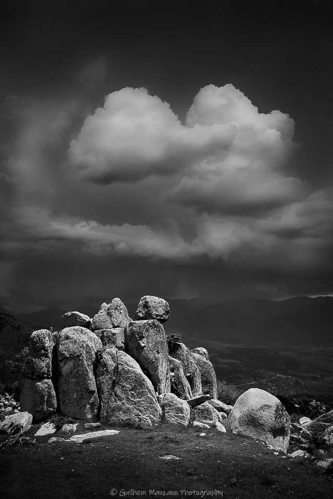 Le rocher et l'orage
