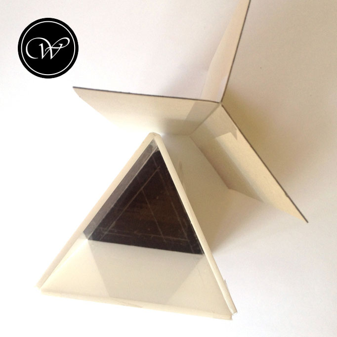 Dreieckige Hochkantform und Trennstege aus Karton