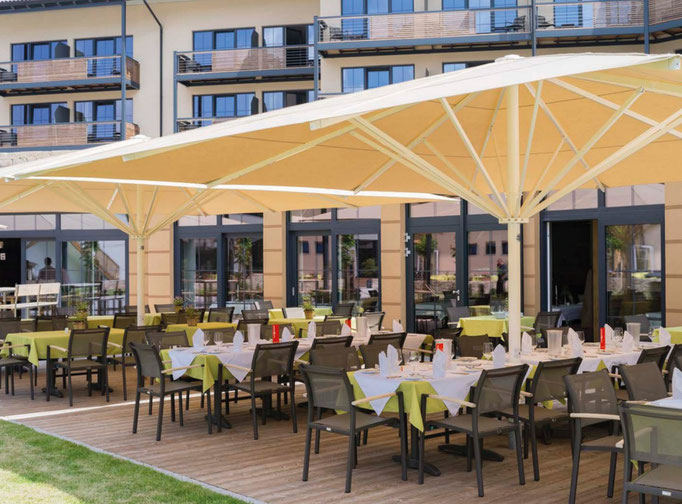Große Sonnenschirme für Gastronomie