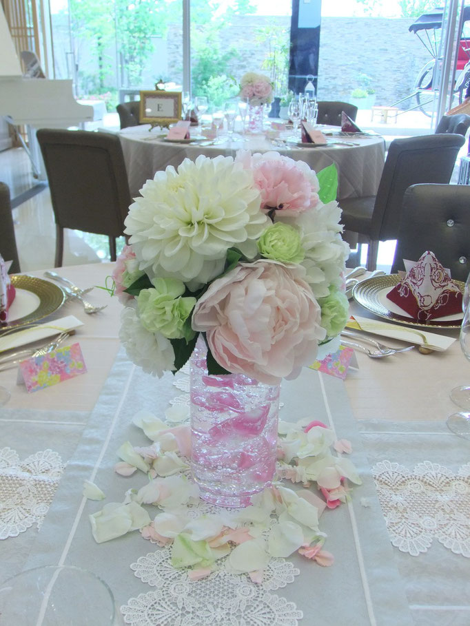 透き通る花器の美しいテーブル装花