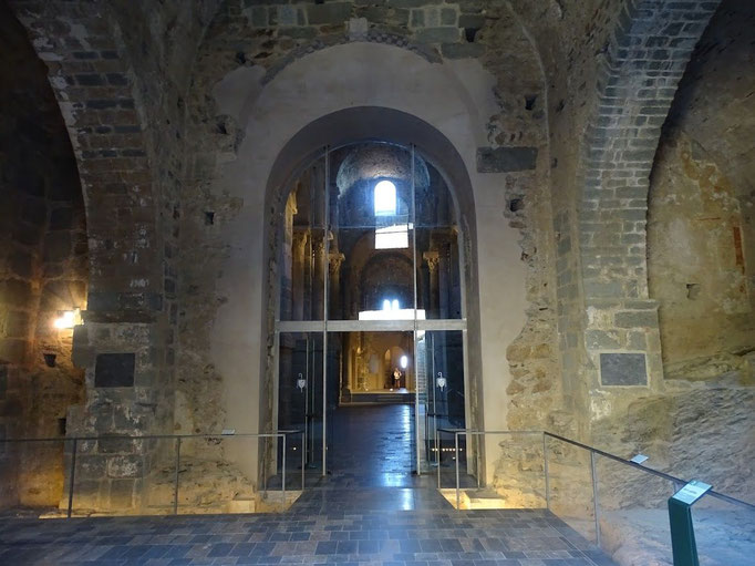 Im Narthex / Eingang zur Kirche. Hier stand das Fassadentor des Meisters von Cabestany mit Skulpturen(-szenen)