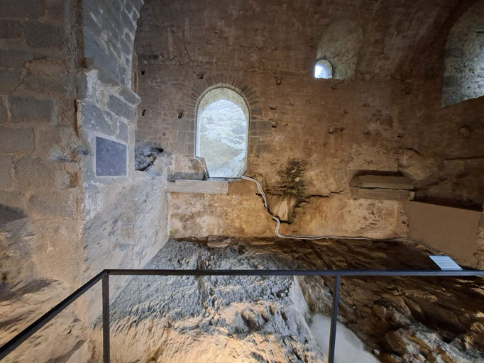 Freigelegte Fläche rechts vom Eingang des Narthex mit früherer Zugangstür zur Kirche ( wenn das Narthexportal geschlossen war)