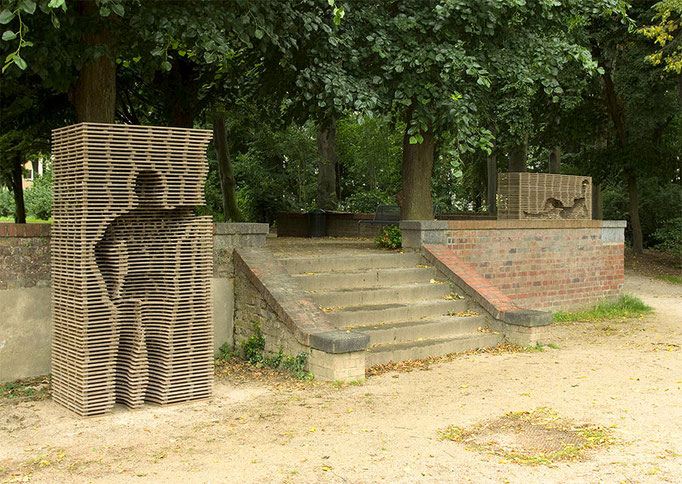 ANJA HOINKA «blocco», Ausstellung Vorgebirgspark Skulptur Köln 2015, Wellpappe