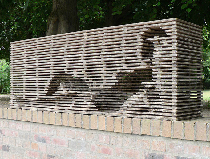 ANJA HOINKA «blocco2», Schrägansicht, Ausstellung Vorgebirgspark Skulptur Köln 2015, Wellpappe, 70 x 193 x 45 cm