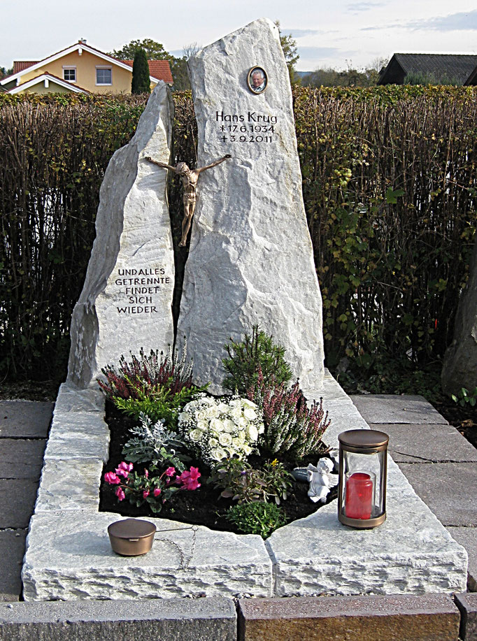 Grabdenkmal Felsen aus Raurieser Granit mit einem vom Kunden selbst gegossenen Christussymbol