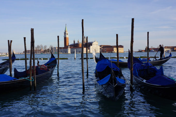 Gondeln vor dem San giorgio maggiore