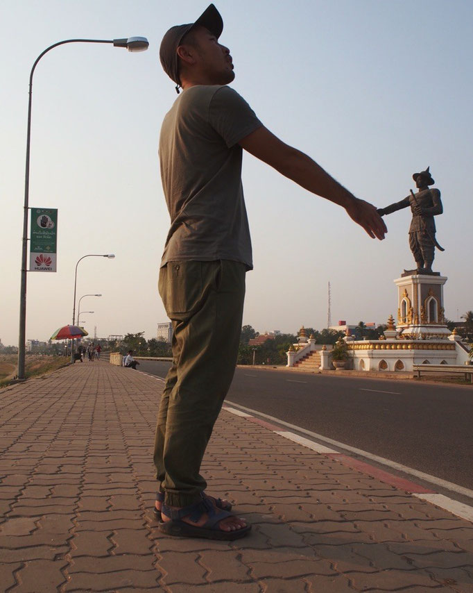 首都ビエンチャンでの 夕暮れ時のお散歩タイム ヌアボン王の銅像...小さくなってる(笑)!!