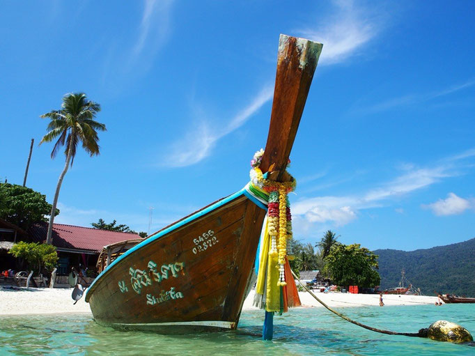 リペ島へ上陸するロングボートは 装飾も南国っぽくてかわいい♡