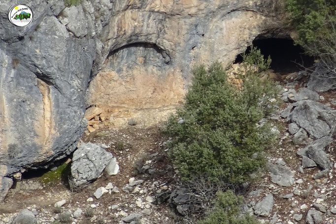 Cueva en el barranco, entre la Central y cerrada del Utrero.