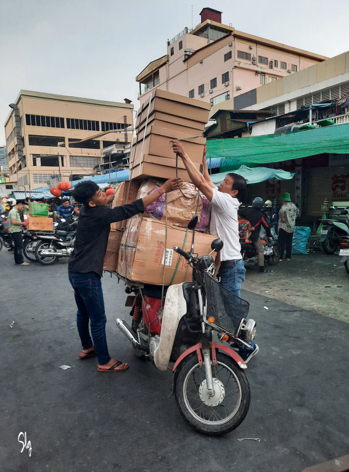 Chargement ordinaire ! - Marché russe - ﻿Phnom Penh (Cambodge) 2025