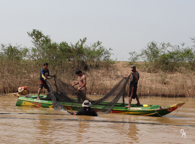 Pêcheurs sur le lac Tonlé Sap - Kampong Khleang (Cambodge) 2025