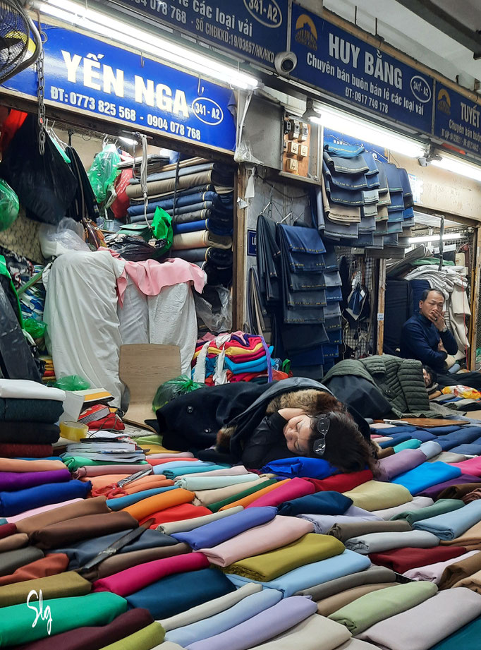 Le repos des marchandes - Marché Dong Xuan - Hanoï (Vietnam) 2025