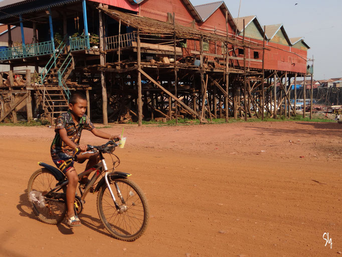 Cycliste du village sur pilotis - Kampong Khleang (Cambodge) 2025