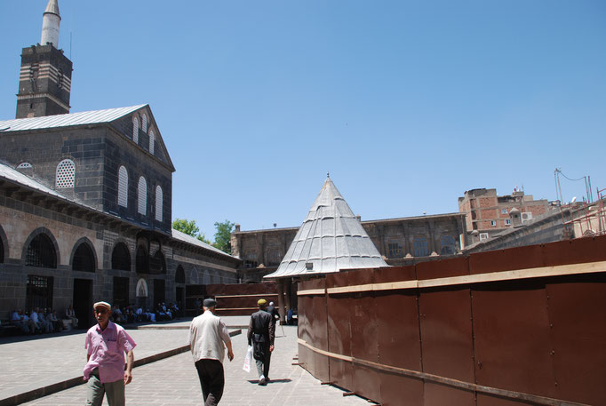 Türkei, Diyarbakir, Besuch der Ulu-Cami Moschee