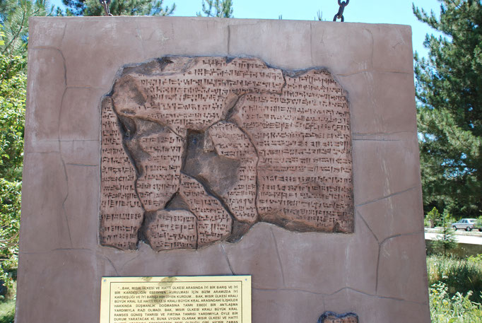 Türkei, nahe Hattusa, Nachbildung des Staatsvertrages zwischen Ägypten und den Hethitern nach Kadesch (1250 v.)