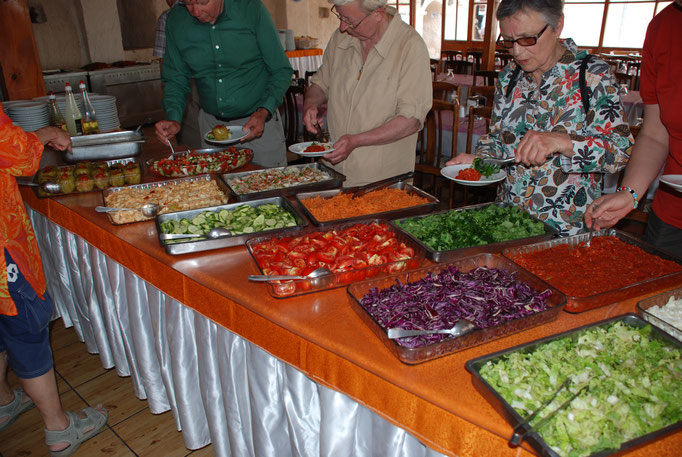 Türkei, Kappedokien, Essen in einem Restaurant in der Nähe von Göreme