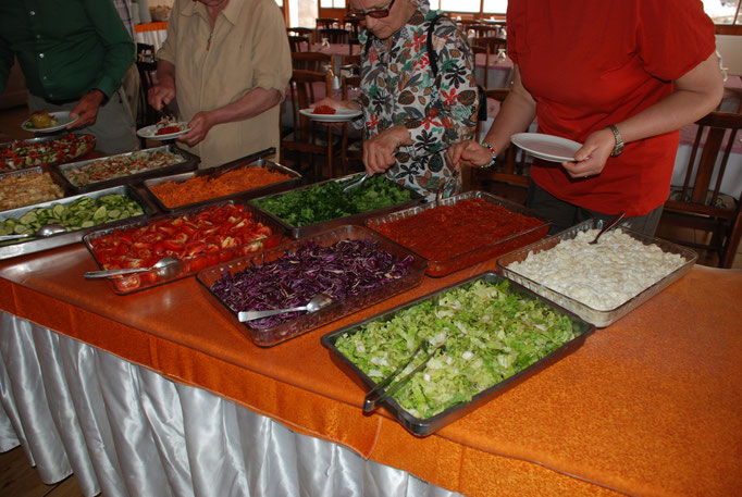 Türkei, Kappedokien, Essen in einem Restaurant in der Nähe von Göreme