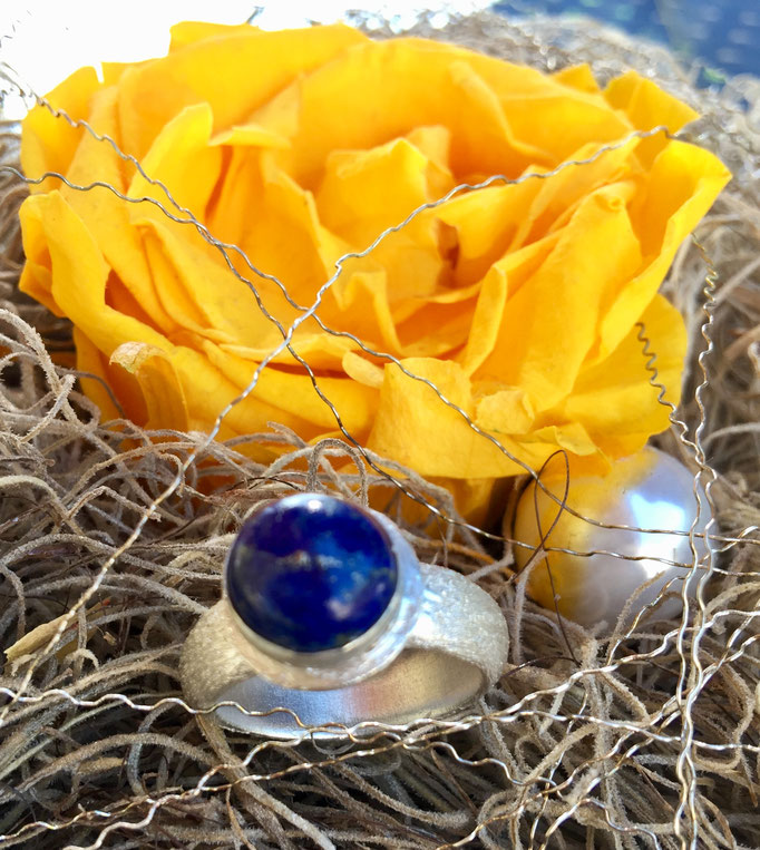 Ring mit Lapislazuli