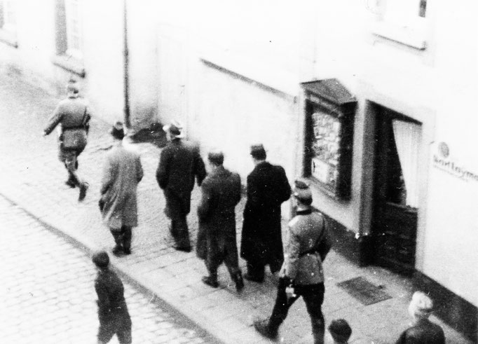 Verhaftung der jüdischen Kaufleute Alfred Cohn, Hermann Stern, Kurt Stern und Emil Stern in der Wasserstraße. (Fotoquelle: Ludwig Korte, Originale im Besitz von C. Laymann)